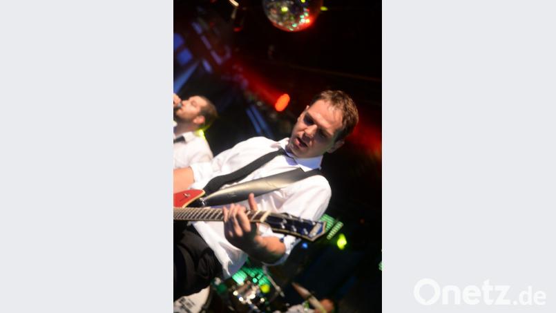 Tobias Wessely (36 Jahre aus Amberg) sorgt nicht nur bei den Funky Blues Rabbits (wie hier) für den guten Gitarrensound. Auch bei der Antenne Bayern WM Hymne war er beteiligt. Bild: Andreas Brückmann