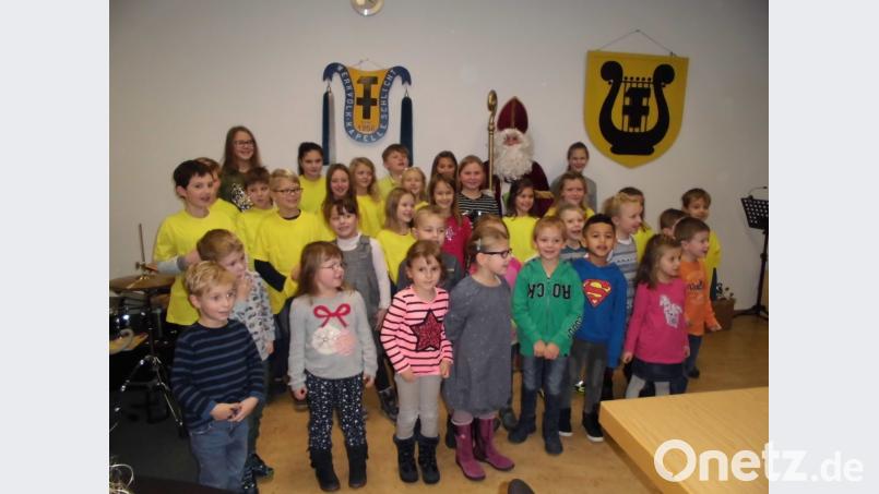 Die Musik-Schüler der Werkvolkkapelle Schlicht, von der Früherziehung über die Blockflöten- und die Instrumental-Schüler, gaben im Beisein vom Nikolaus ein Weihnachtskonzert. Bild: sak