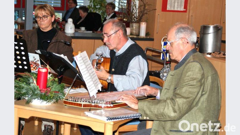Barbara Nutz, Günter Dirnberger und Wolfgang Förster gestalteten den adventlichen Nachmittag im Marienheim. Bild: agr