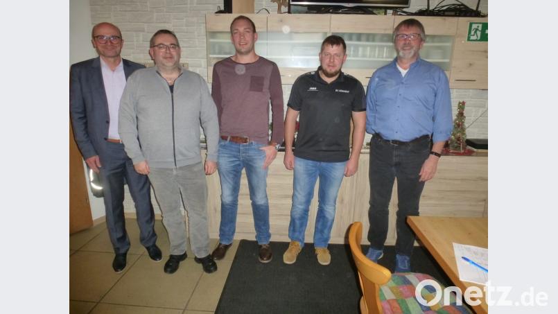 Bürgermeister Maximilian Beer, Kommandant Wolfgang Graf (von links) und Vorsitzender Dieter Dettwiler (rechts) gratulierten dem neuen Schriftführer Stefan Reiml (Zweiter von rechts) und dem gewählten zweiten Jugendwart Tobias Forster. Bild: mad