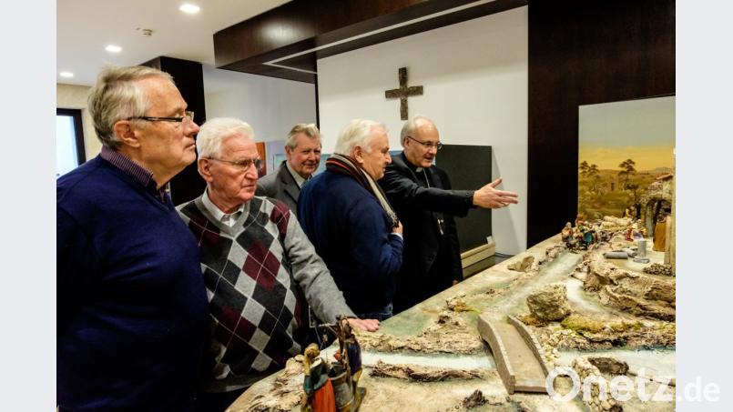 Im bischöflichen Ordinariat in Regensburg zeigt Bischof Dr. Rudolf Voderholzer (rechts) den Waldsassener Krippenfreunden seine Sammlung. Von links Karl Rothenaichner, Walter Fiedler, Robert Treml und Hans Zölch. Ebenfalls mit dabei ist Albert Schneider, der den Augenblick mit seiner Kamera dokumentiert. Bild: Albert Schneider/exb