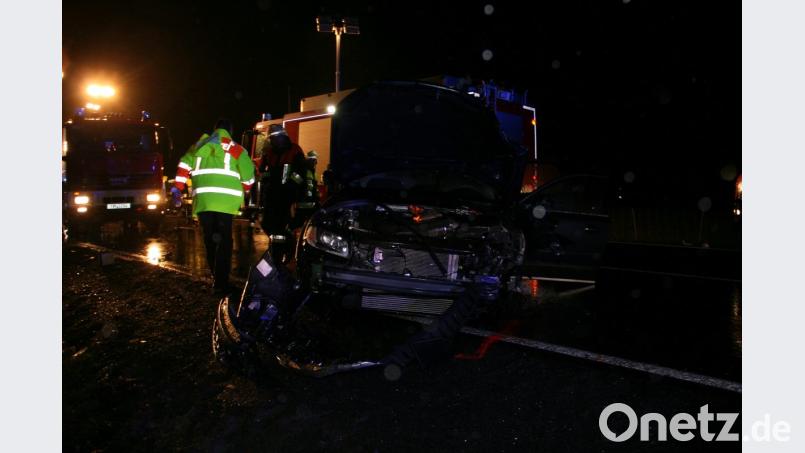 In der Nähe des Kreisverkehrs bei der Autobahn bei Mitterteich prallten zwei Autos frontal zusammen. Bild: wro