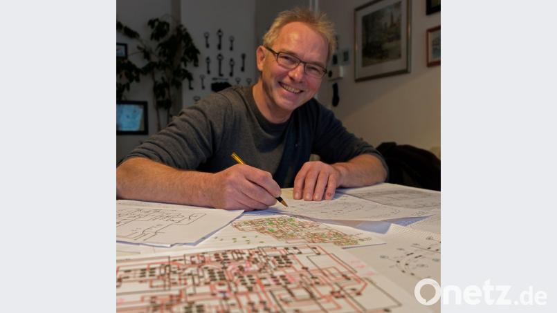 Christoph Eckert vor seinen Plänen für seine außergewöhnliche Eisenbahn. Bild: tr