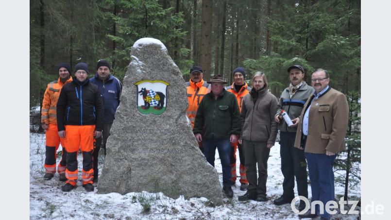 An der Gaislohehütte fand vor kurzem die Verabschiedung von Forstamtmann Günther Mayr statt. An der Hütte im Wald findet sich auch ein Gedenkstein, der die Arbeit im Stadtwald und damit auch die Leistungen von Günther Mayr dokumentiert. Im Bild (von links): die Bauhof- und Forstarbeiter Matthias Fischer, Josef Schmidkonz, Siegmund Mages, Bernhard Fischer, Michael Rössler und Manfred Schuller sowie der neue Stadtförster Stefan Gradl, Günter Mayr und Bürgermeister Alfred Stier. Bild: ws