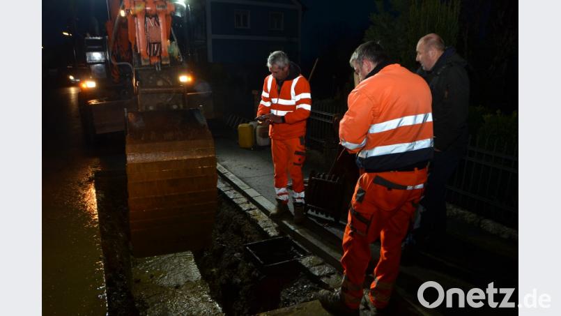 Bereits in stockdunkler Nacht rückt der Bauhoftrupp an. Ausgerechnet ein großer Wasserrohrbruch beschäftigt die Bauhofmitarbeiter am ersten freien Tag vor dem Weihnachtsfest. Eine schöne Bescherung. Die Anwohner am Finkenweg waren einen Vormittag lang ohne Wasserversorgung. Bild: dob
