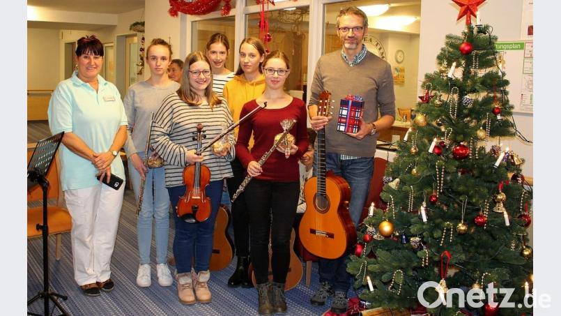 Zeit und Freude verschenkte das Ensemble um Thomas Planck (rechts) den Bewohnern im Haus „Steinwaldblick“. Danke dafür sagte Johanna Wührl (links). Bild: exb - Oliver Zrenner