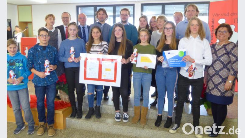 Beteiligte Schüler und die Lehrkräfte freuen sich über die Urkunden. Bild: fsb