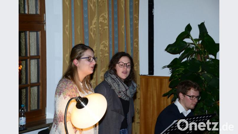 Die Gruppe &quot;Casamento&quot; mit Lena Rötzer, Steffi Mittelmeier und Michael Ertl (von links) umrahmt die Sitzungs mit stimmungsvollen Weihnachtsliedern. Bild: bey