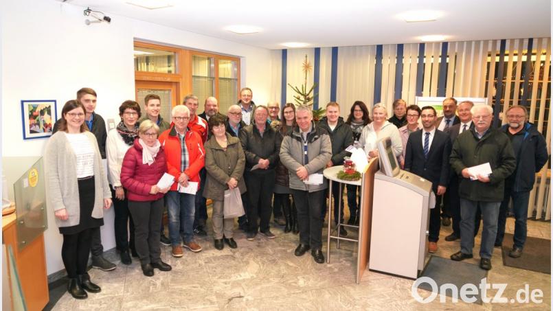 Raiffeisenbank-Geschäftsstellenleiter Michael Haubner (Fünfter von rechts) übergibt Spenden in Höhe von 8000 Euro an die Vereins- und Organisationsvertreter. Mit dabei Raiffeisendirektor Werner Bäumler (Dritter von rechts). Bild: fvo