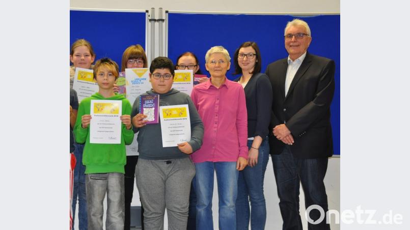 Alina Söllner, Gabriele di Tommaso und Emily Goller (Dritte bis Fünfte von links) sind die besten Vorleser des Sonderpädagogischen Förderzentrums. Als Juroren fungieren beim Vorlesewettbewerb unter anderem zweiter Bürgermeister Josef Hecht, Klassenleiterin Kristina Hacker und Schulbibliothekbetreuerin Helga Schweitzer (von rechts). Bild: ak