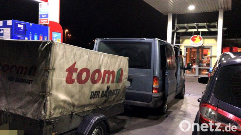 Das Gespann, in dem die Hunde transportiert wurden, auf der Raststätte Oberpfälzer Alb. Bild: Tierheim Amberg