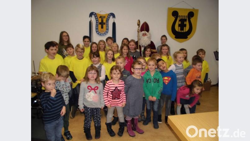 Die Musik-Schüler der Werkvolkkapelle Schlicht, von der Früherziehung über die Blockflöten- und die Instrumental-Schüler, gaben im Beisein vom Nikolaus ein Weihnachtskonzert. Bild: sak