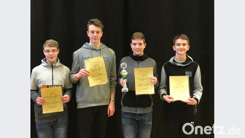 Stolz präsentieren (von links) Julian Hauer (Schachclub Sulzbach-Rosenberg), Philipp Erhardt (SC Sulzbach-Rosenberg), Maximilian Hauer (SC Sulzbach-Rosenberg) und Wolfgang Dotzler (SC Hirschau) den Siegerpokal als Oberpfalzmeisters im Schulschach. Bild: exb