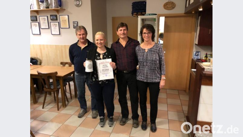 Die Verantwortlichen des Karatedojos Neustadt freuen sich, Carolin Weber (Zweite von links) für ihre 20-jährige aktive Mitgliedschaft zu ehren. Bild: adj