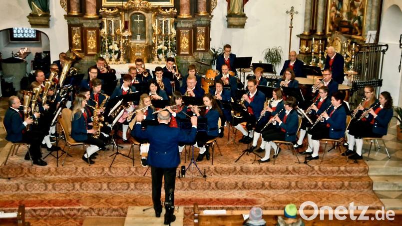Imposantes Bild, imposanter Klang: Das Orchester des Musikvereins Freudenberg unter der Leitung von Josef Zweck. Bild: sgr