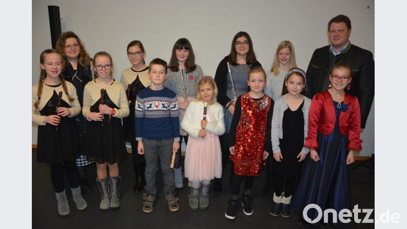Mit ihrem Konzert im Museumscafé stimmen die Kinder der Musikklasse von Brigitte Kreuzer (Zweite von links) auf das Weihnachtsfest ein. Im Namen der Stadt bedankt sich 2. Bürgermeister Stefan Grillmeier (rechts) für den Auftritt. Bild: jr