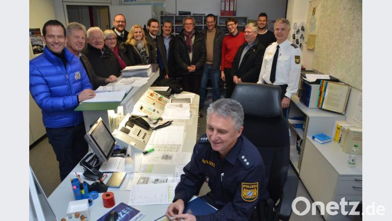 Der stellvertretende Leiter der Polizeiinspektion Vohenstrauß, Hauptkommissar Thomas Meiler (rechts), empfängt die CSU-Delegation. Hauptkommissar Christian Stöckl (vorne) ließ sich nicht bei seiner Arbeit stören. Bild: dob