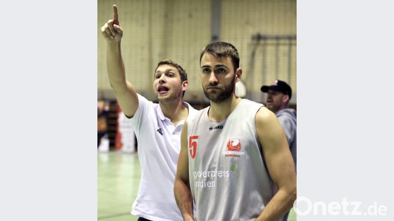 Trainer Stefan Merkl (links) gibt Anweisungen, während Captain Tobias Merkl auf seine Einwechslung wartet. Die Neustädter Basketballer müssen am Wochenende vor Weihnachten gleich zwei Pflichtspiele absolvieren. Bild: Büttner, Gerhard