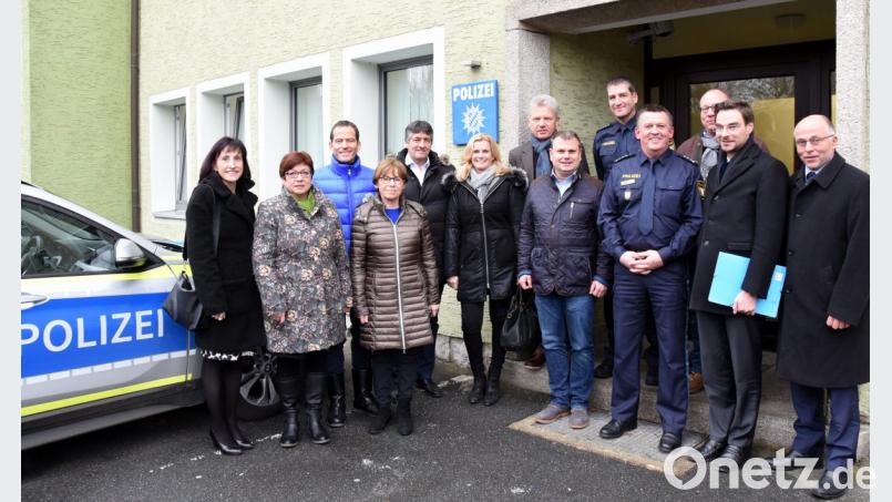 Als Zeichen der Wertschätzung sieht CSU-Kreistagsfraktionschef Stephan Oetzinger (Zweiter von rechts) den jährlichen Besuch bei der Neustädter Polizeiinspektion. Dienststellenleiter Hermann Weiß (vorne, Dritter von rechts) lobt die gute Unterstützung durch die Politik. Bild: exb