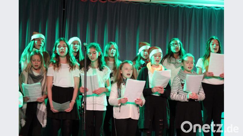 Der Unterstufenchor des Eschenbacher Gymnasiums begibt sich zum Abschluss des Konzertes in der Aula in das „Weihnachtsbattle“ mit bekannten und traditionellen Liedern. Bild: stg
