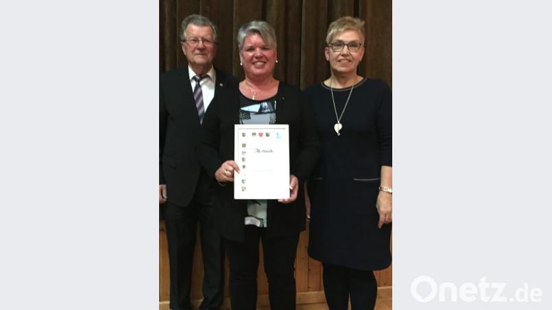 Bezirkswart Josef Pohl (von links) ehrt Sabine Birner. Die Laudatio auf Birner hielt Martina Weiß. Bild: R. Kreuzer
