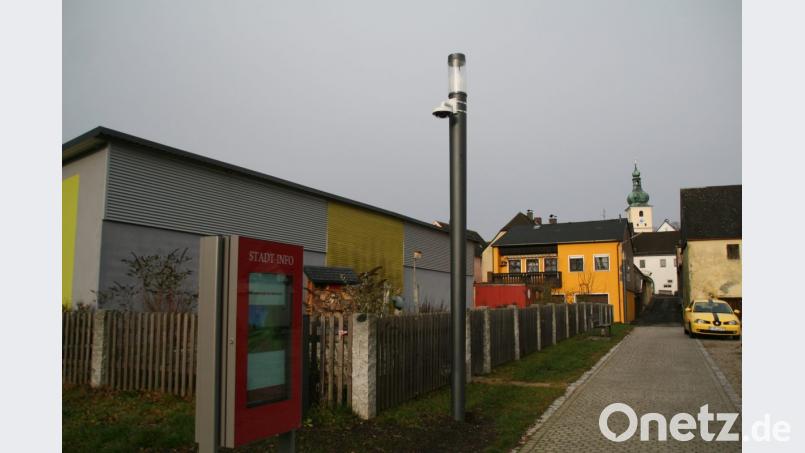 Zumindest bis zum Ende der Erprobungsphase im August 2019 bleibt die Überwachungskamera (samt markanter Säule) im Waldershofer Stadtpark stehen. Bild: fpoz