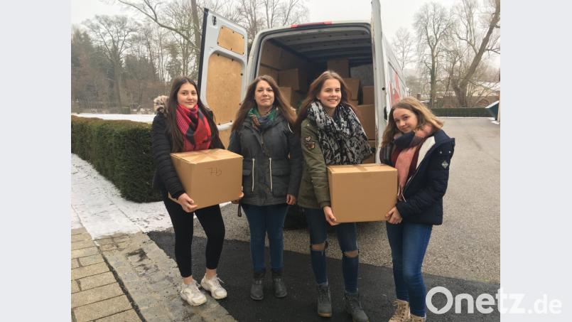 Die SMV packt für die Aktion der Johanniter-Weihnachtstrucker fleißig mit an: Im Bild die Schülersprecherinnen und Verbindungslehrerin Astrid Krauß. Bild: exb
