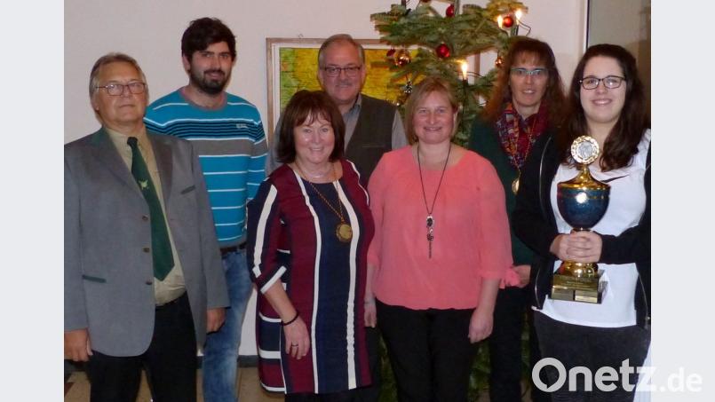 Bei der Siegerehrung stellen sich zweiter Schützenmeister Dieter Pommeranz (von links), Christine Neumann, Schützenmeisterin Claudia Schreglmann, Birgit und Saskia Distler und Leo Steffens (hinten, links), der für seine Tochter Sofia den Quiz-Preis entgegennahm, zu einem Erinnerungsfoto zusammen. Bürgermeister Gerhard Löckler (hinten, Mitte) gratuliert den siegreichen Schützen. Bild: lgc