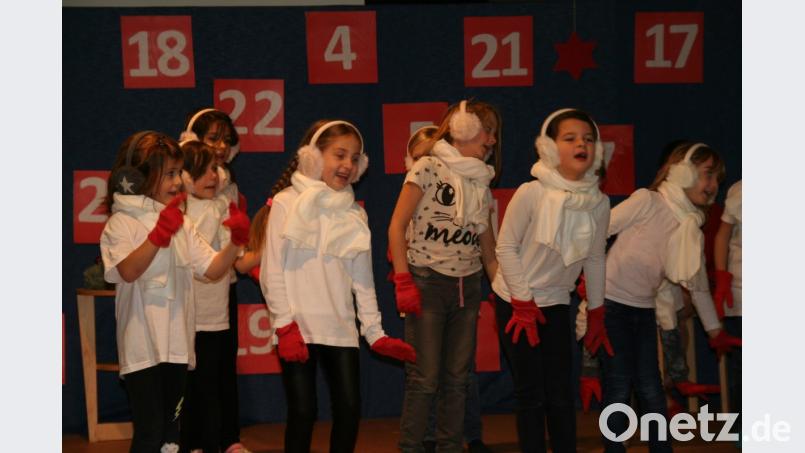 Mit Handschuhen und Ohrenwärmern gibt es von der Arbeitsgemeinschaft Tanz die Darbietung „Hei, hei, hei so eine Schneeballschlacht.“ Bild: fpoz