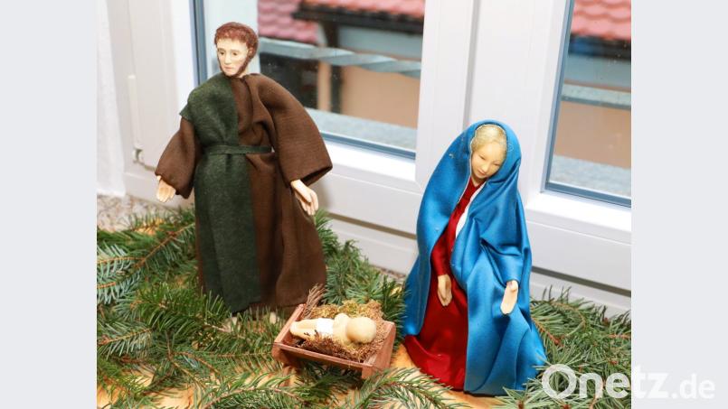 Auf Fensterbänken, in Nischen und Tischen haben die Museumsmitarbeiter liebevoll die Krippen trapiert. Wie auf dem Bild ein Arrangement aus Maria, Josef und Jesukind, gefertigt aus Wachs und Stoff. Bild: njn