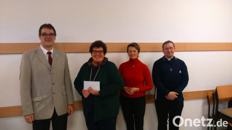 Wolfgang Siegert (l.) vom Männergesangverein Gebenbach und Lydia Graf ((Zweite v.r.) vom Landfrauensingkreis übergaben in Beisein von Pfarrvikar Christian Preitschaft (r.) den Konzerterlös in Höhe von 900 Euro als Spende an Karin Borchers vom Kinderpalliativteam Ostbayern. Bild: ads