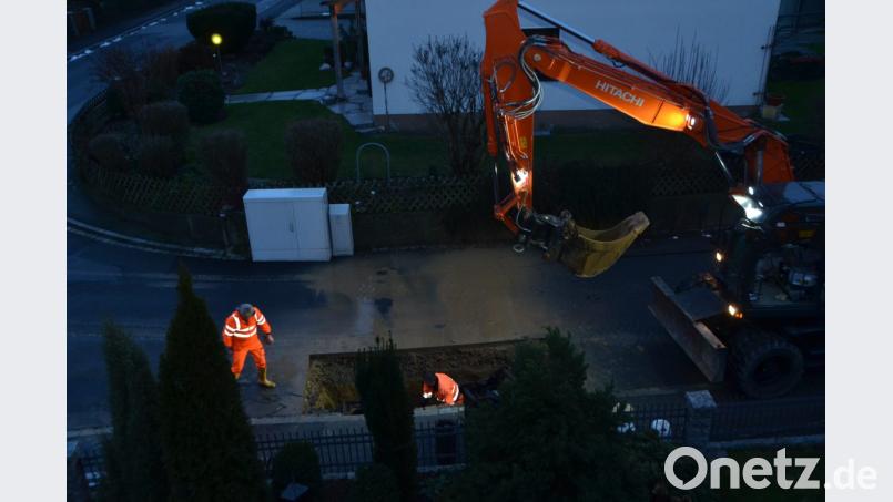 Ausgerechnet ein großer Wasserrohrbruch beschäftigt die Bauhofmitarbeiter am ersten freien Tag vor dem Weihnachtsfest. Eine schöne Bescherung. Die Anwohner am Finkenweg waren einen Vormittag lang ohne Wasserversorgung. Bild: dob