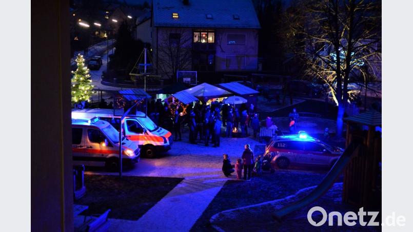 Kein Blaulichteinsatz: Die Wasserwacht und das Rote Kreuz übernahmen am dritten Adventsonntag die Bewirtung am Spielplatz neben dem „Hans-Ficker-Vereinsheim“ und hüllten das Areal nach Einbruch der Dunkelheit in dezent blaues Licht. Die Besucher kamen in Scharen, so dass von Speis‘ und Trank letztendlich nichts übrig blieb. Den Veranstalter freut’s! Bild: mng