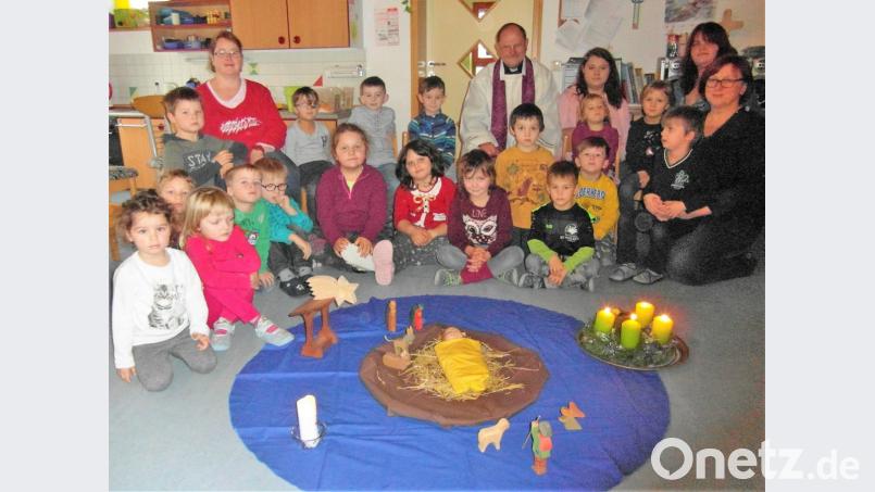 Pfarrer Heribert Stretz gestaltet mit den Kindern, dem Kindergartenpersonal und Leiterin Kerstin Dilling (rechts) eine Weihnachtsandacht. Bild: hl