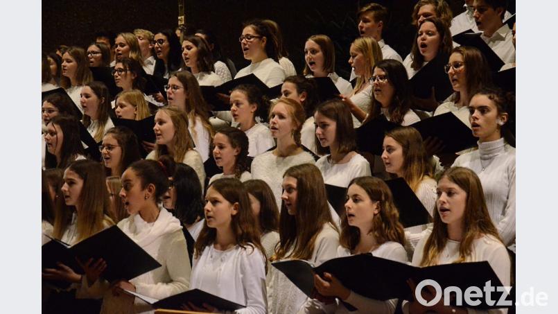 Kammerchor, Vokalensemble und Unterstufenchor interpretieren zum Abschluss "You raise me up". Bild: Kunz