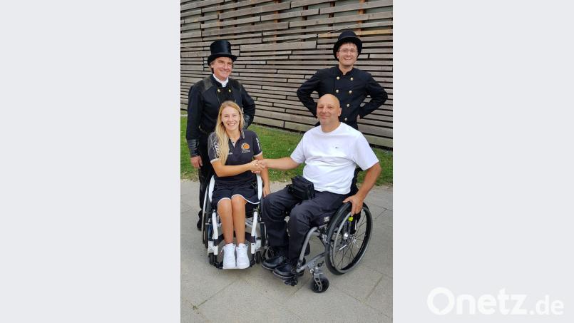 Die beiden Schornsteinfeger und Georg Dietrich vom Inklusionsbündnis Amberg-Sulzbach wünschen ihr Glück: Svenja Mayer aus Amberg sorgt im August als Profisportlerin bei der Rollstuhlbasketball-WM für Furore. Bild: ads