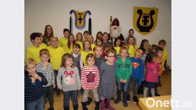 Die Musik-Schüler der Werkvolkkapelle Schlicht, von der Früherziehung über die Blockflöten- und die Instrumental-Schüler, gaben im Beisein vom Nikolaus ein Weihnachtskonzert. Bild: sak