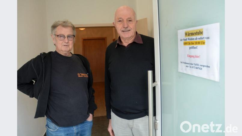 Tafel-Vorsitzender Josef Gebhardt (rechts) und Stellvertreter Engelbert Mayer öffnen die Wärmestube immer, wenn es kalt wird. Bild: Gabi Schönberger