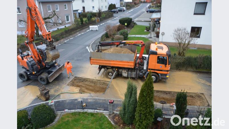 Ausgerechnet ein großer Wasserrohrbruch beschäftigt die Bauhofmitarbeiter am ersten freien Tag vor dem Weihnachtsfest. Eine schöne Bescherung. Die Anwohner am Finkenweg waren einen Vormittag lang ohne Wasserversorgung. Bild: dob