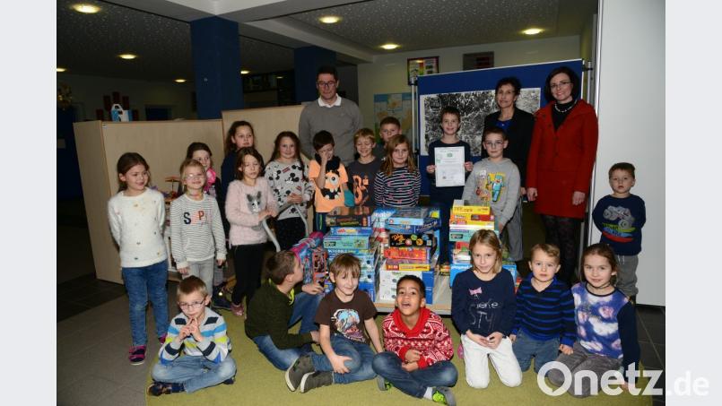Die Kinder der Parksteiner Grundschule freuen sich über eine komplette Spielwarenausstattung für ihr Spielezimmer. Bild: bey