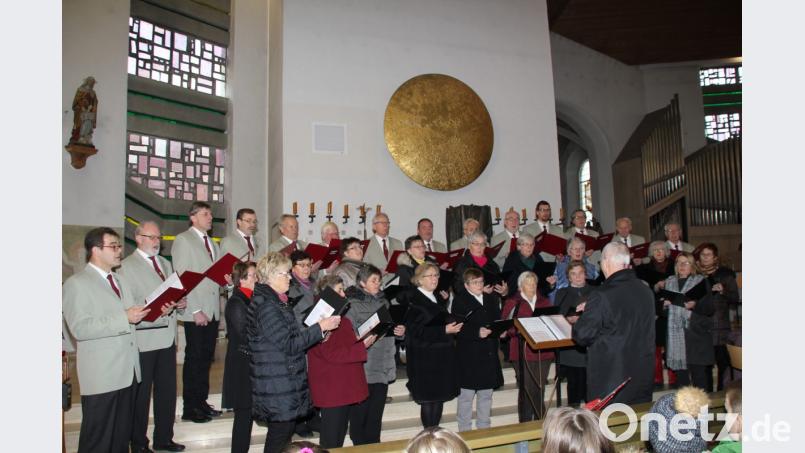 Der Männrgesang Gebenbach und der Landfrauen-Singkreis sind nicht nur als Gastgeber des Adventskonzert harmonisch vereint, sondern auch im Gesang. Bild: ads