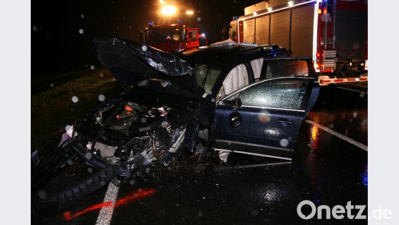 In der Nähe des Kreisverkehrs bei Mitterteich prallten zwei Autos frontal zusammen. Bild: wro