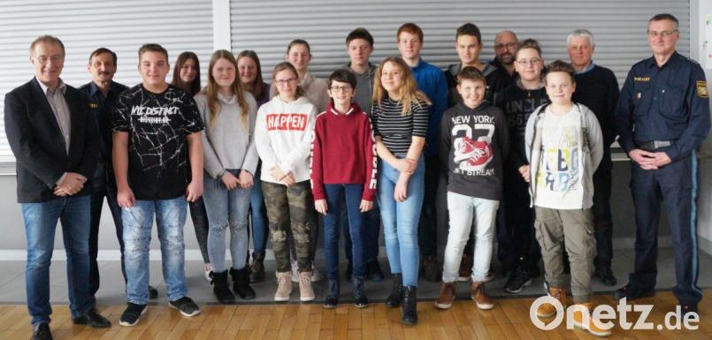 Konrektor Rudolf Schneider (links) gratulierte zusammen mit Hauptkommissar Georg Pfannenstein, Hans Kiesl, Polizeihauptmeister Armin Ismail (von rechts) sowie Hauptkommissar Karlheinz Senft (Zweiter von links) den neuen Schüler- und Buslotsen. Bild: weu