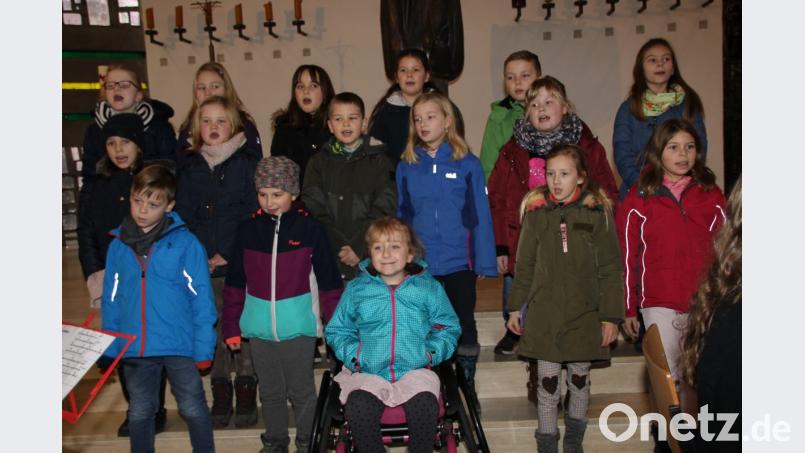 Mit seinen hellen fröhlichen Kinderstimmen singt sich der Schulchor im Nu in die Herzen der Zuhörer. Bild: ads