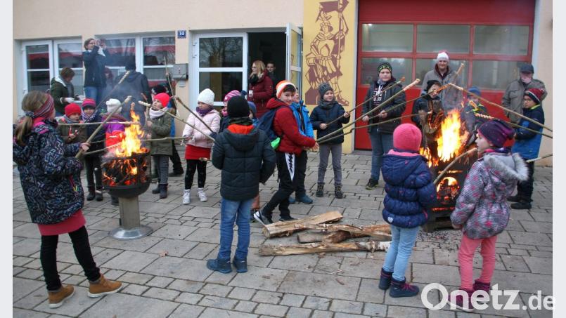 Ein Höhepunkt nach der Nikolausfeier war das Stockbrotebacken am offenen Feuer Bild: wro