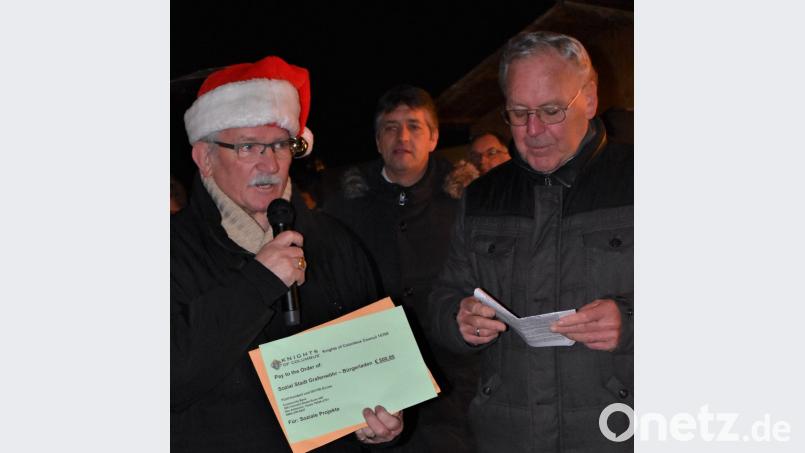 James Federline (links) übergab an den Vorsitzenden Helmuth Wächter (rechts) eine Spende von den Kolumbus-Rittern. Bild: rgr