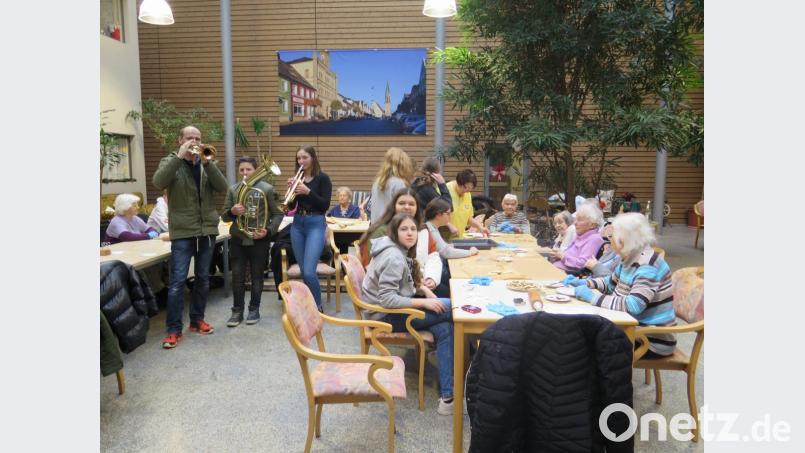 Die Bläsergruppe der Mittelschule Kemnath mit Christian Beck, Wolfgang Kopp und Natalie Fenzl (von links) unterstützt die Plätzchen-Aktion mit Weihnachtsliedern. Bild: jzk