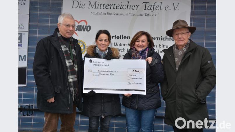 1300 Euro überreichte jetzt Doris Schneider (2. von links) an die Mitterteicher Tafel und damit den Erlös der Benefizaktion ihrer Fußmassage. Den Dank der Mitterteicher Tafel überbrachten Nicole Fürst, Karl Haberkorn (links) und Gerhardt Höhn. Bild: jr