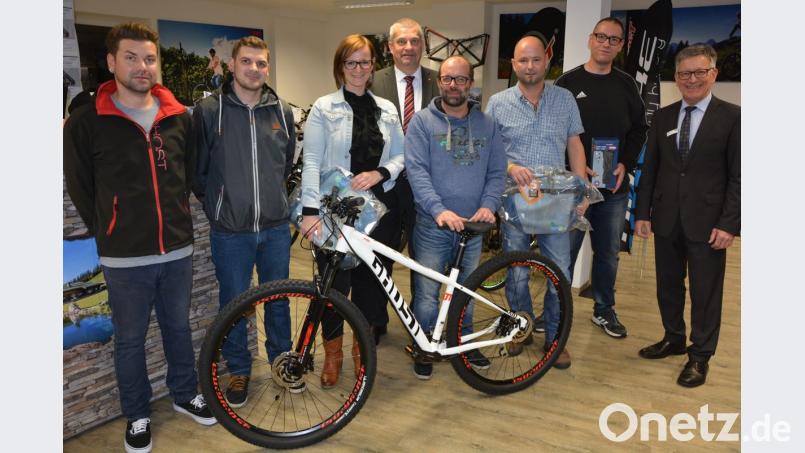 Vier Hauptpreise wurden jetzt in der „Bike-Station“ für die Gewinner der AOK-Aktion „Mit dem Rad zur Arbeit“ verliehen. Unser Bild zeigt (von links) Stefan und Christian Maurer (beide Bike-Station), Belinda Hoyer, Peter Hofmann, Hauptgewinner Winfried Volkmann, Michel Wirth, Matthias Pöllmann und AOK-Chef Klaus Lill. Bild: jr