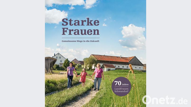 Auf dem Titelbild des neuen Buchs sind drei Generationen der Familie Schindler zu sehen. Von links Kreisbäuerin Sabine Schindler (35), ihre Tochter Johanna (6) und Josefa Schindler (70). Bild: exb